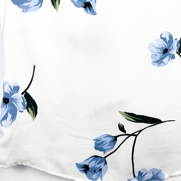 Dynamite Short Sleeve White & Blue Floral Top - Picture 8 of 8